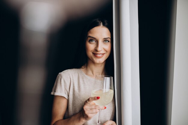 Mujer bebiendo limonada en casa