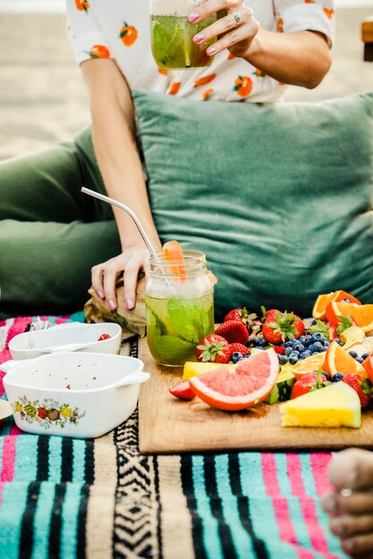 Mujer bebiendo un mojito fresco