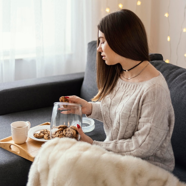 Foto gratuita mujer bebiendo té