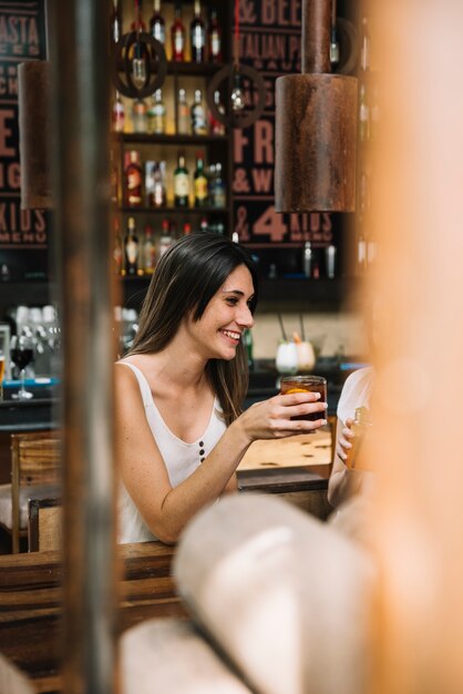 Mujer bebiendo