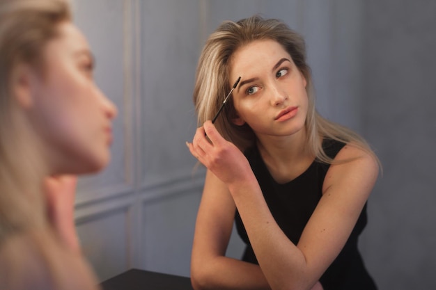 Mujer de belleza aplicando maquillaje