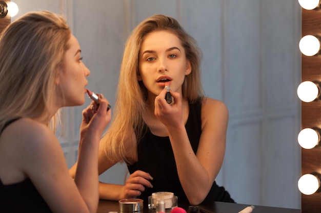 Mujer de belleza aplicando maquillaje