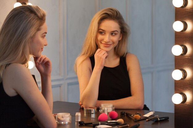 Mujer de belleza aplicando maquillaje