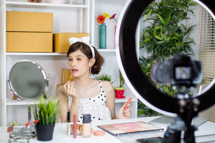Foto gratuito mujer de belleza asiática vlogger o blogger grabando maquillaje