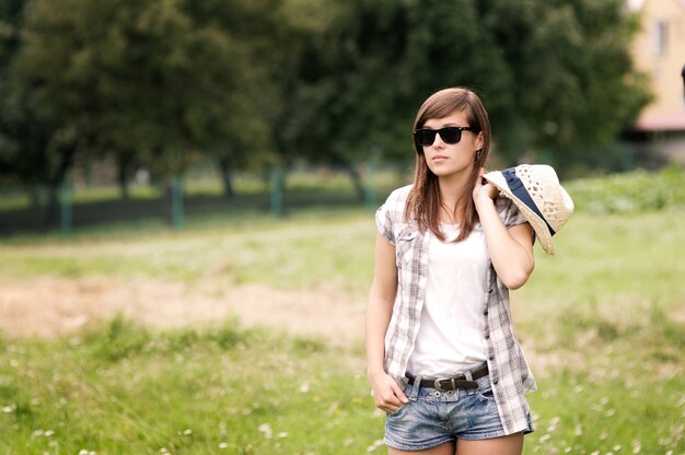 Mujer de belleza caminando por la pradera