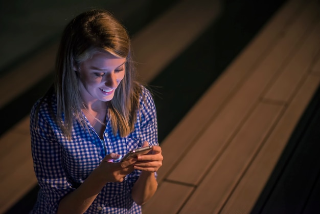 Mujer de belleza feliz leyendo buenas noticias en el teléfono inteligente