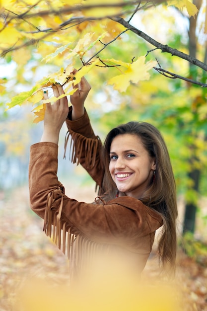 Foto gratuita mujer de belleza en el parque de otoño