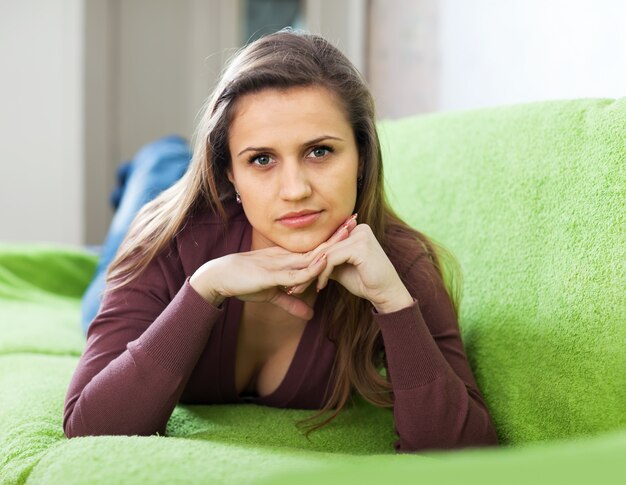 Mujer de belleza tranquila en el hogar