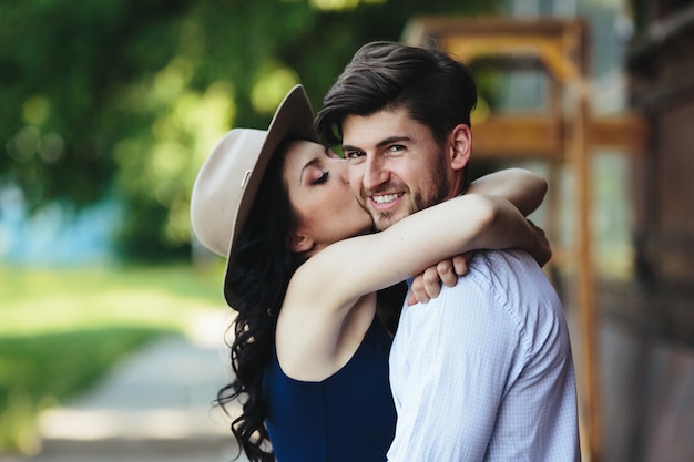 Mujer besando y abrazando a su novio