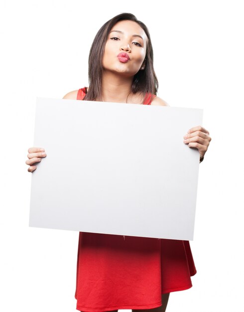 Mujer besando con un cartel