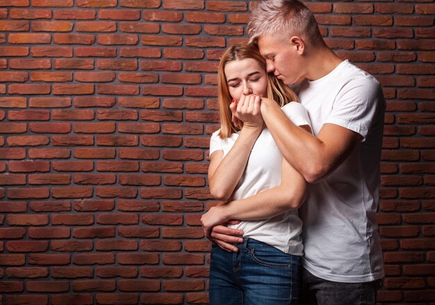 Mujer besando la mano de su novio