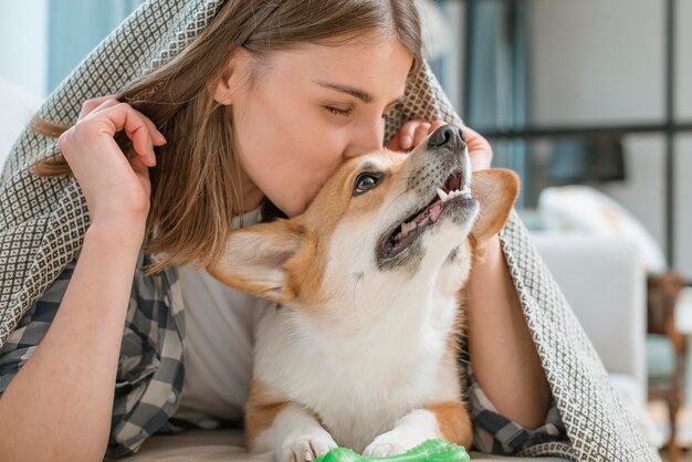 Mujer besando a su adorable perro