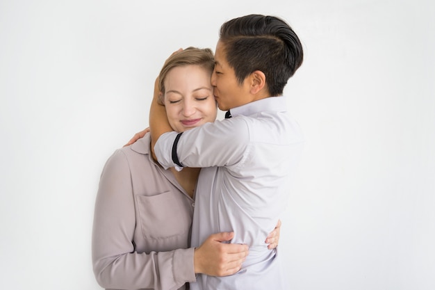 Mujer besando a su novia