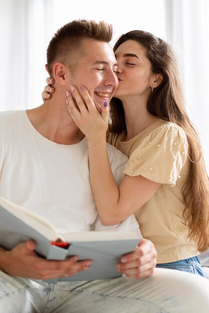 Mujer besando a su novio en la mejilla