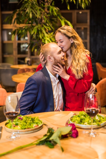 Mujer, besar, hombre, en, frente, en, restaurante