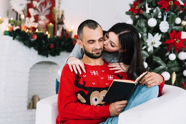 Mujer, besar, hombre, con, libro