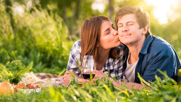 Mujer, besar, hombre, en, mejilla, en, bosque