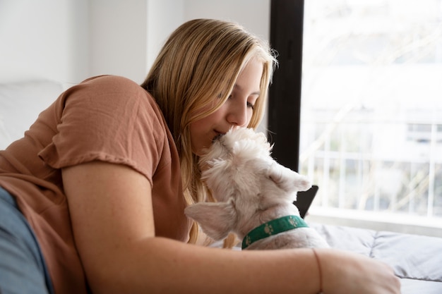 Mujer, besar, perro, tiro medio