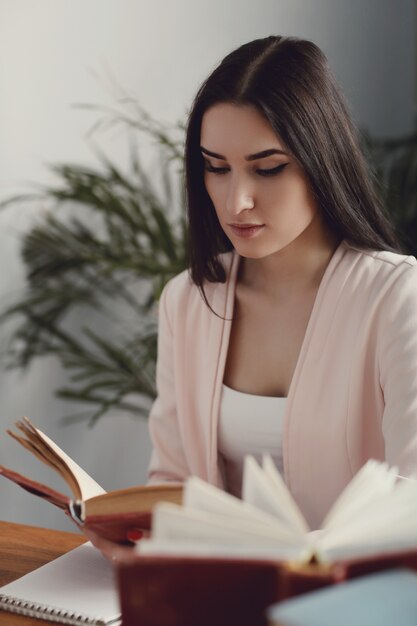 Mujer en la biblioteca