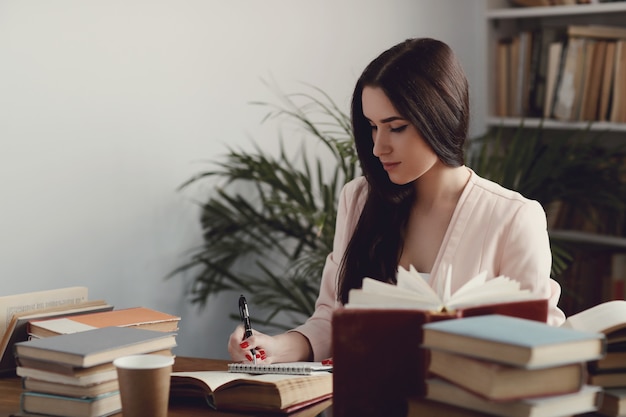 Mujer en la biblioteca