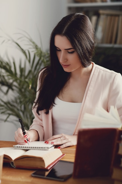 Mujer en la biblioteca