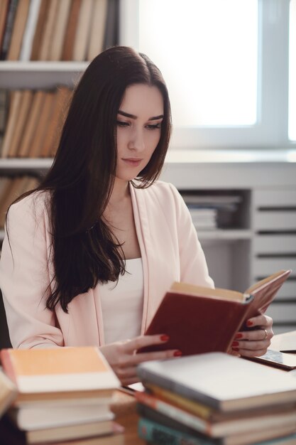 Mujer en la biblioteca