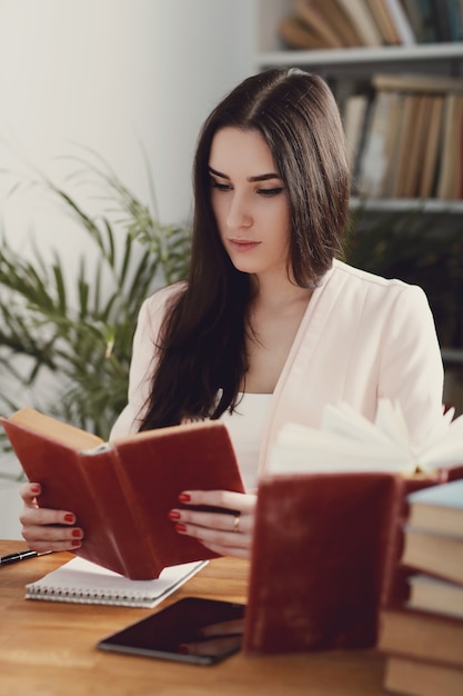 Mujer en la biblioteca