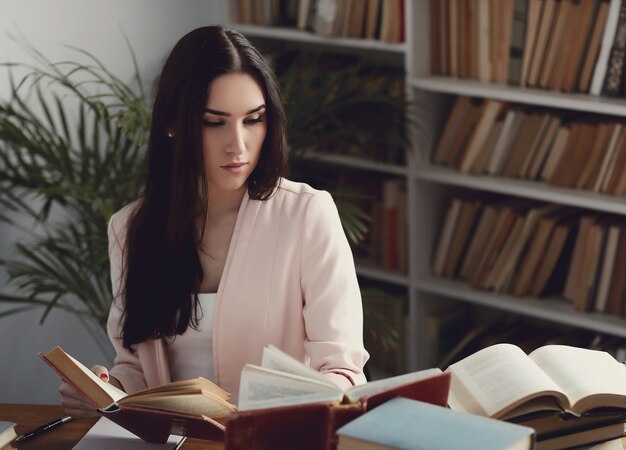 Mujer en la biblioteca