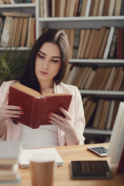 Foto gratuita mujer en la biblioteca