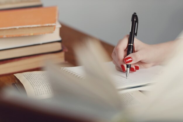 Mujer en la biblioteca