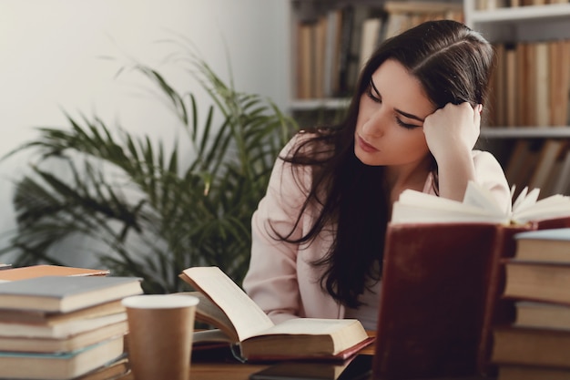 Mujer en la biblioteca