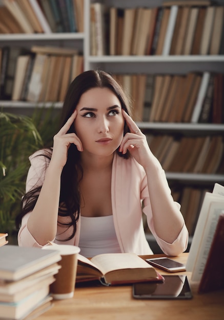 Mujer en la biblioteca