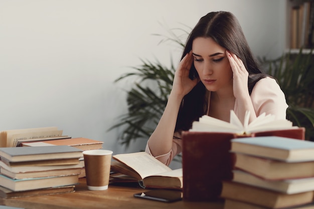 Mujer en la biblioteca