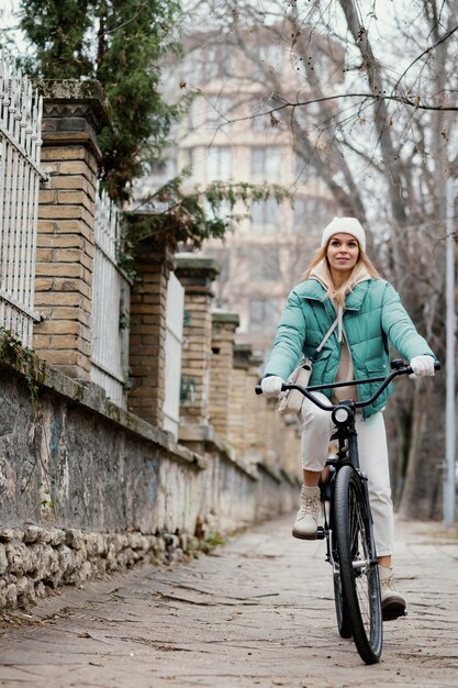 Mujer en bicicleta en la acera