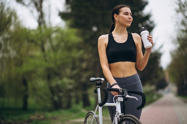 Mujer en bicicleta con agua