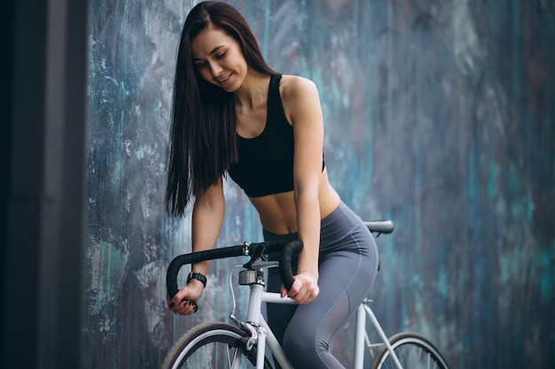 Foto gratuita mujer en bicicleta en la ciudad