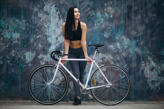 Mujer en bicicleta en la ciudad