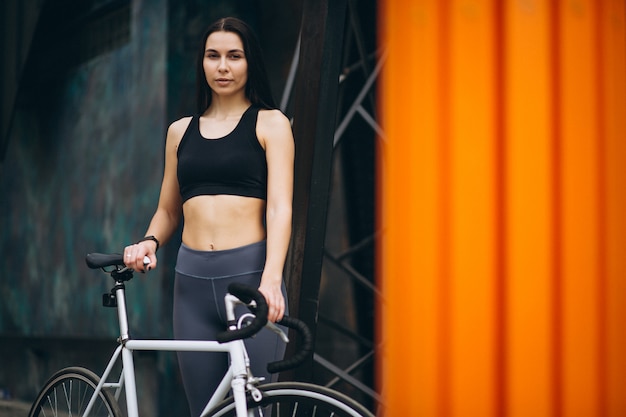 Foto gratuita mujer en bicicleta en la ciudad