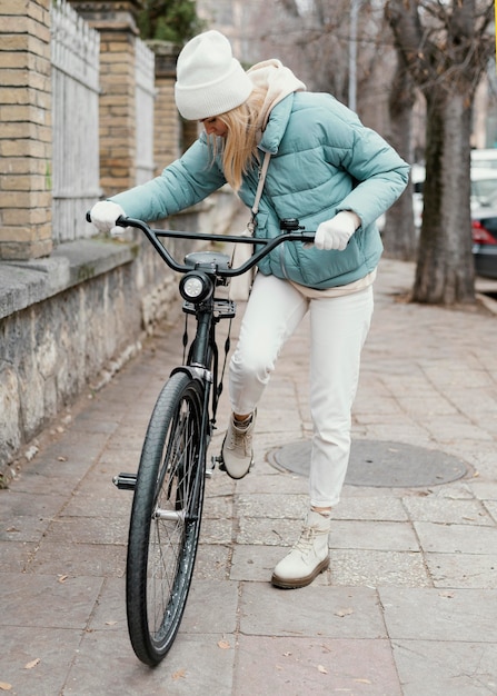 Foto gratuita mujer en bicicleta a la luz del día