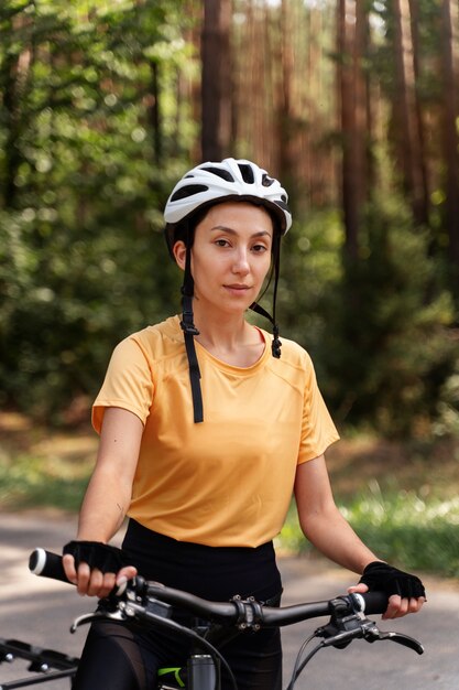 mujer, en, bicicleta, vista delantera