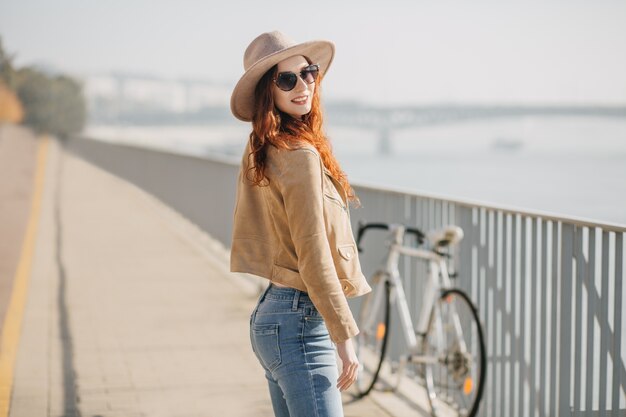 Mujer bien formada con pelo rojo disfrutando de fin de semana en mañana soleada