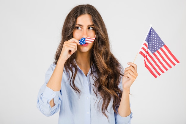 Foto gratuita mujer con bigote y bandera de estados unidos