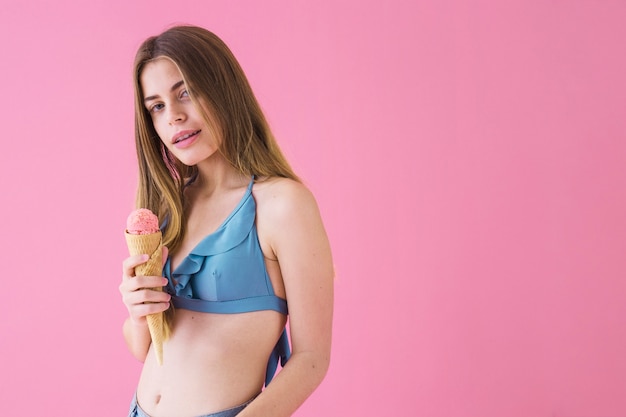 Mujer en bikini con helado y copyspace