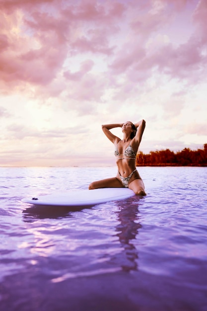 Mujer en bikini surfeando con estilo vaporwave