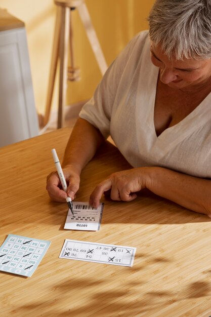 Mujer con billete de lotería alto ángulo