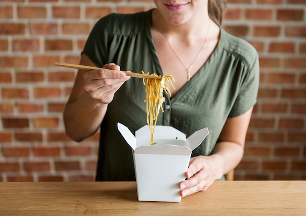 Mujer blanca comiendo Chow mein