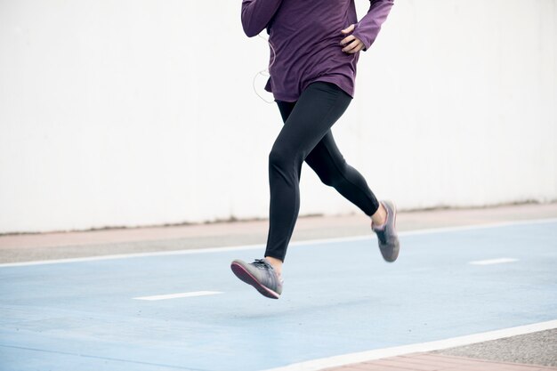 Mujer blanca corriendo en la pista