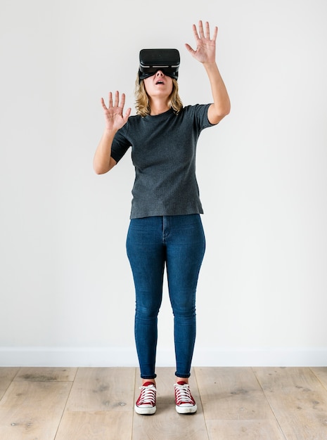 Mujer blanca disfrutando de VR