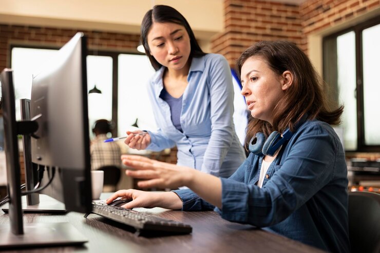 Foto gratuito mujer blanca explica ideas a una compañera de trabajo