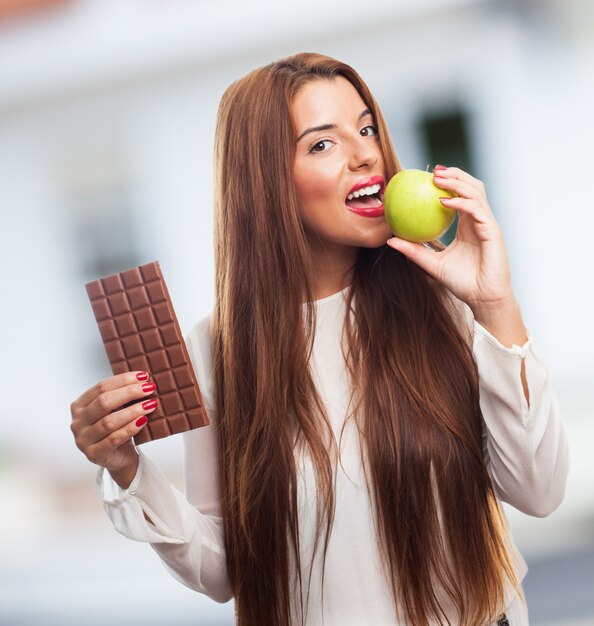 mujer blanca feliz nutrición verde